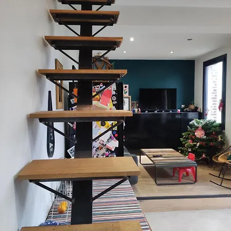 Quiet Townhouse Near Center